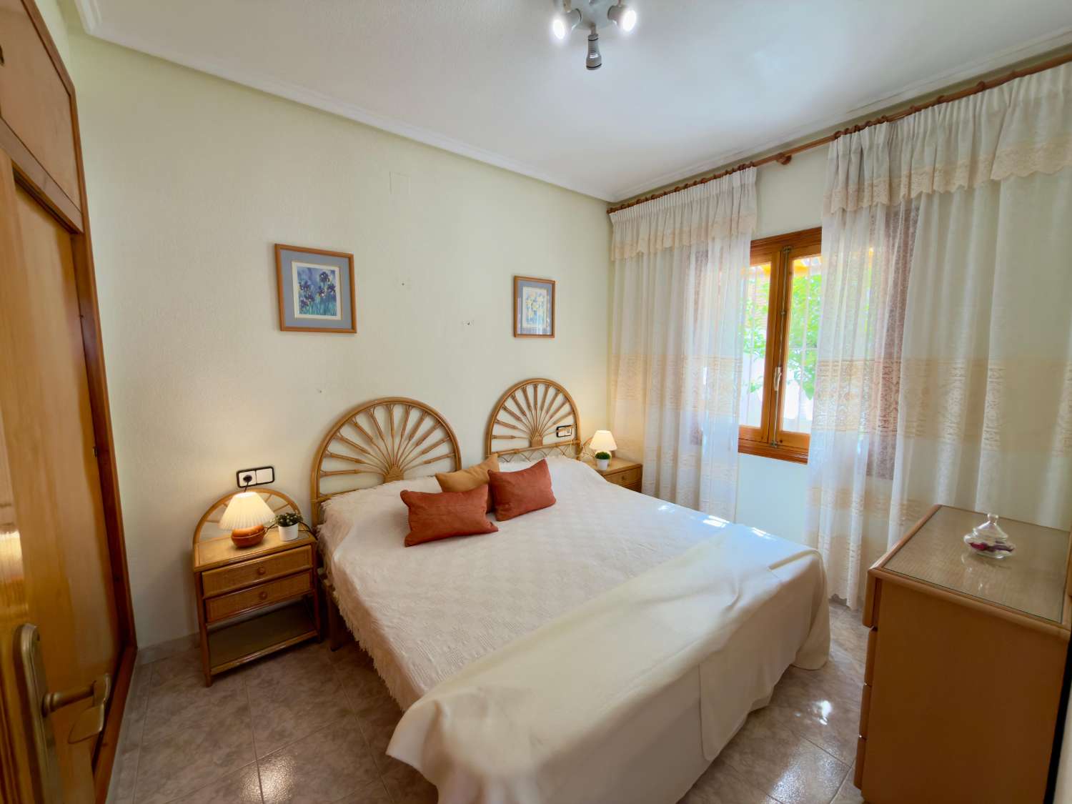 EXCLUSIVO CHALET DÚPLEX CON SOLÁRIUM, BARBACOA, LOFT INDEPENDIENTE Y VISTAS A LA PISCINA EN LOS ALTOS