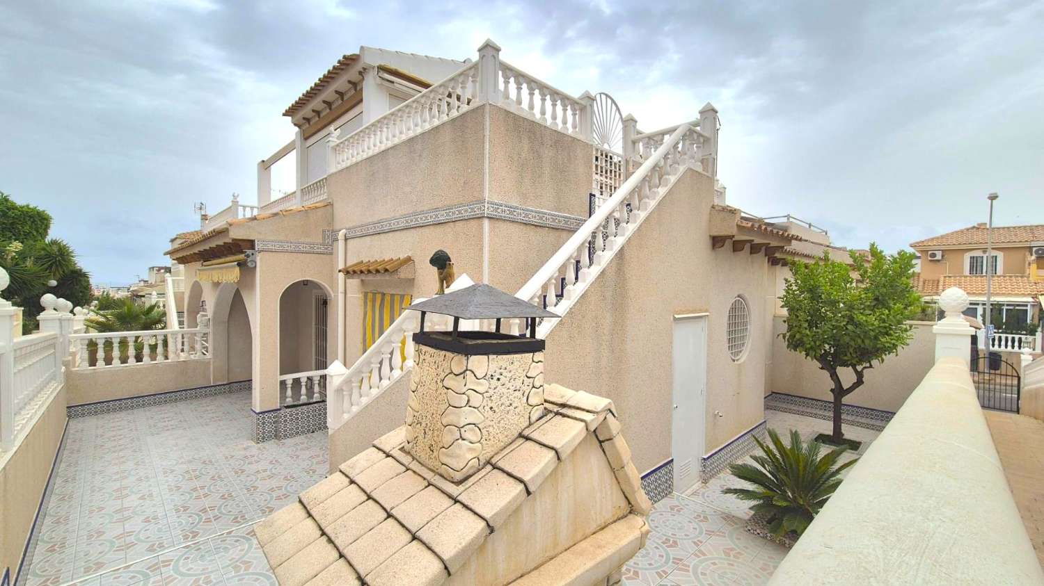 EXCLUSIVO CHALET DÚPLEX CON SOLÁRIUM, BARBACOA, LOFT INDEPENDIENTE Y VISTAS A LA PISCINA EN LOS ALTOS