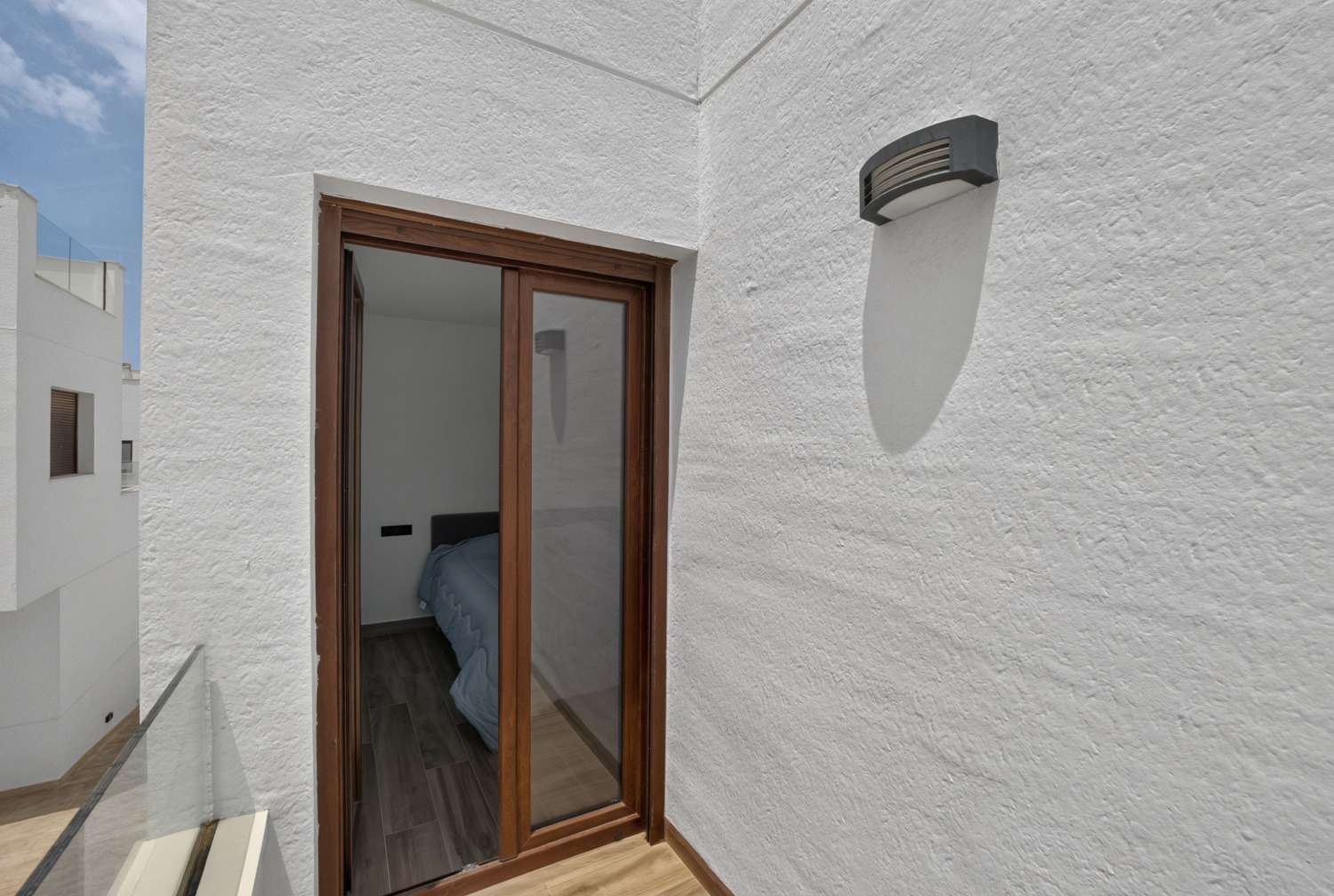 ESPECTACULAR VILLA MODERNA CON PISCINA PRIVADA, SOLÁRIUM, GARAJE Y VISTAS A LAS LAGUNAS EN LOS BALCONES