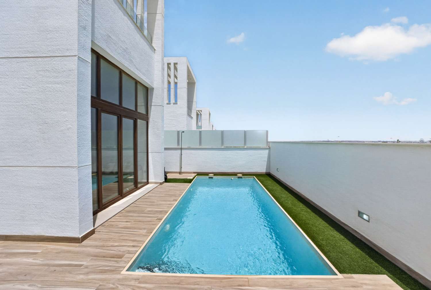 ESPECTACULAR VILLA MODERNA CON PISCINA PRIVADA, SOLÁRIUM, GARAJE Y VISTAS A LAS LAGUNAS EN LOS BALCONES