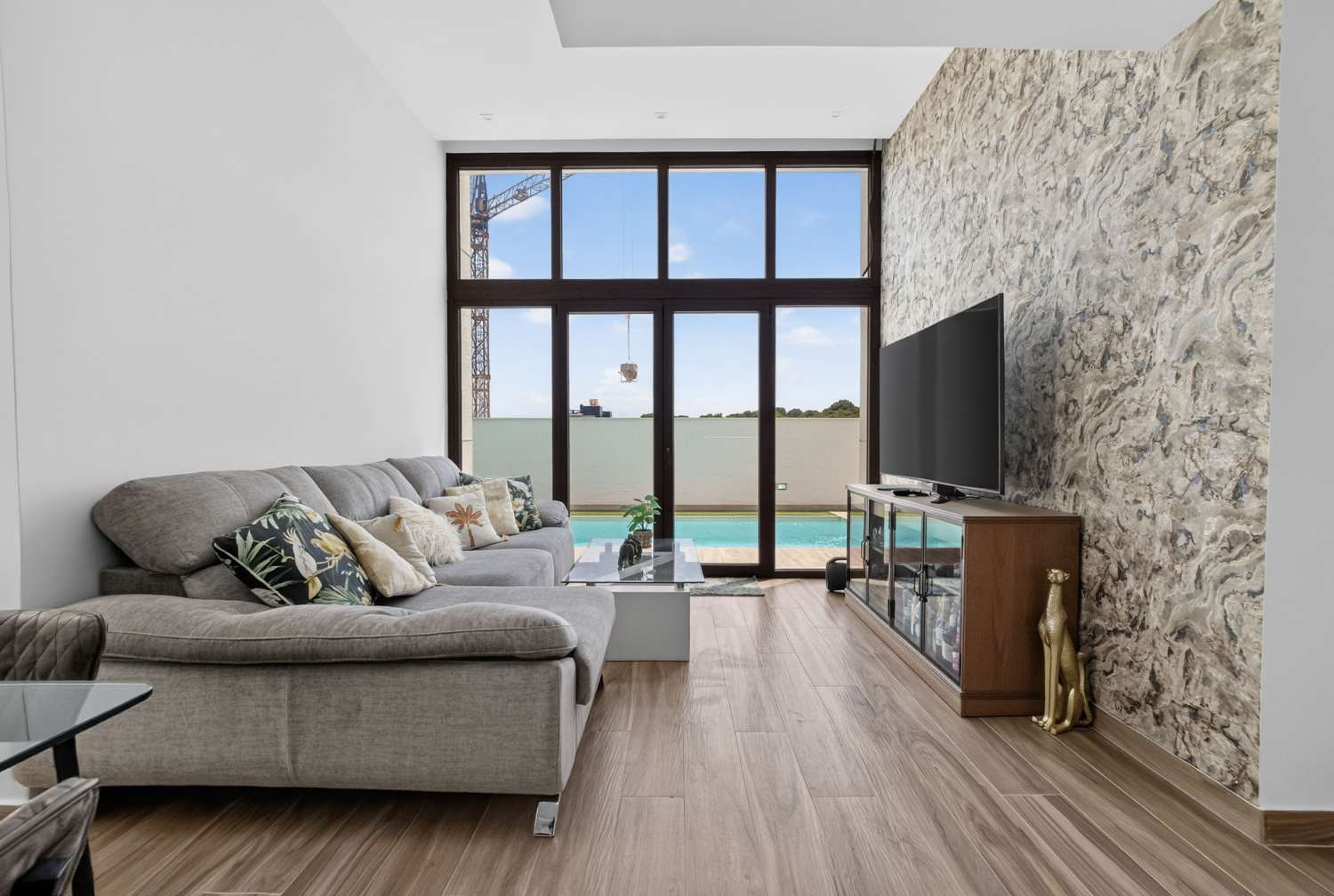 ESPECTACULAR VILLA MODERNA CON PISCINA PRIVADA, SOLÁRIUM, GARAJE Y VISTAS A LAS LAGUNAS EN LOS BALCONES