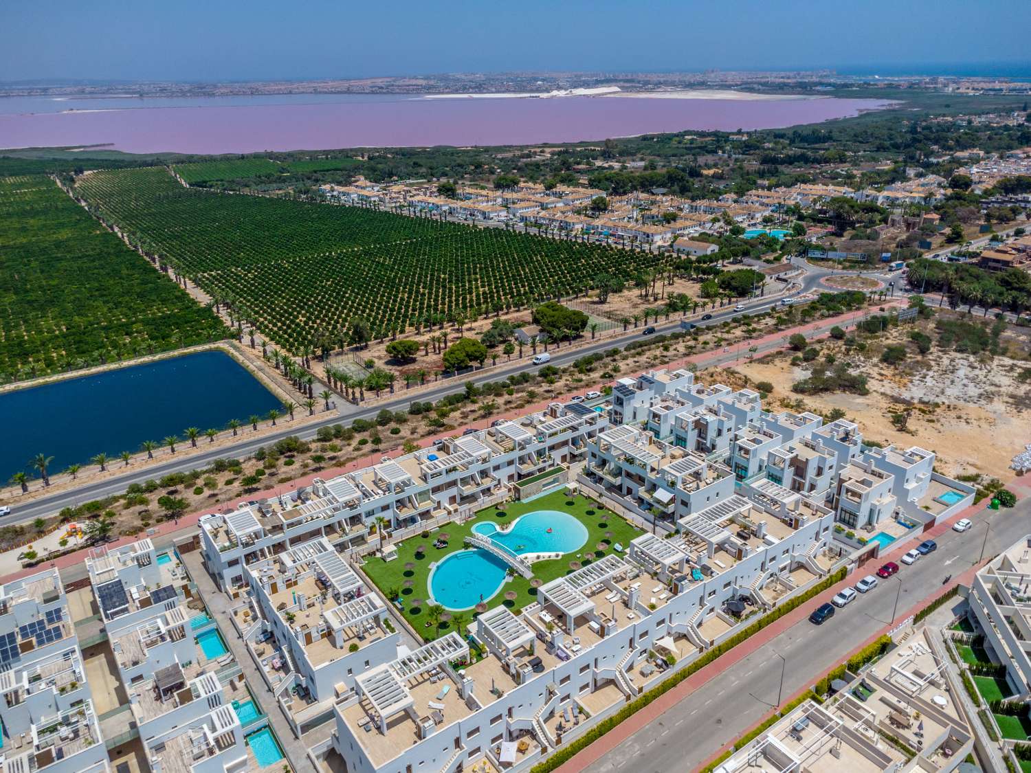 ESPECTACULAR VILLA MODERNA CON PISCINA PRIVADA, SOLÁRIUM, GARAJE Y VISTAS A LAS LAGUNAS EN LOS BALCONES