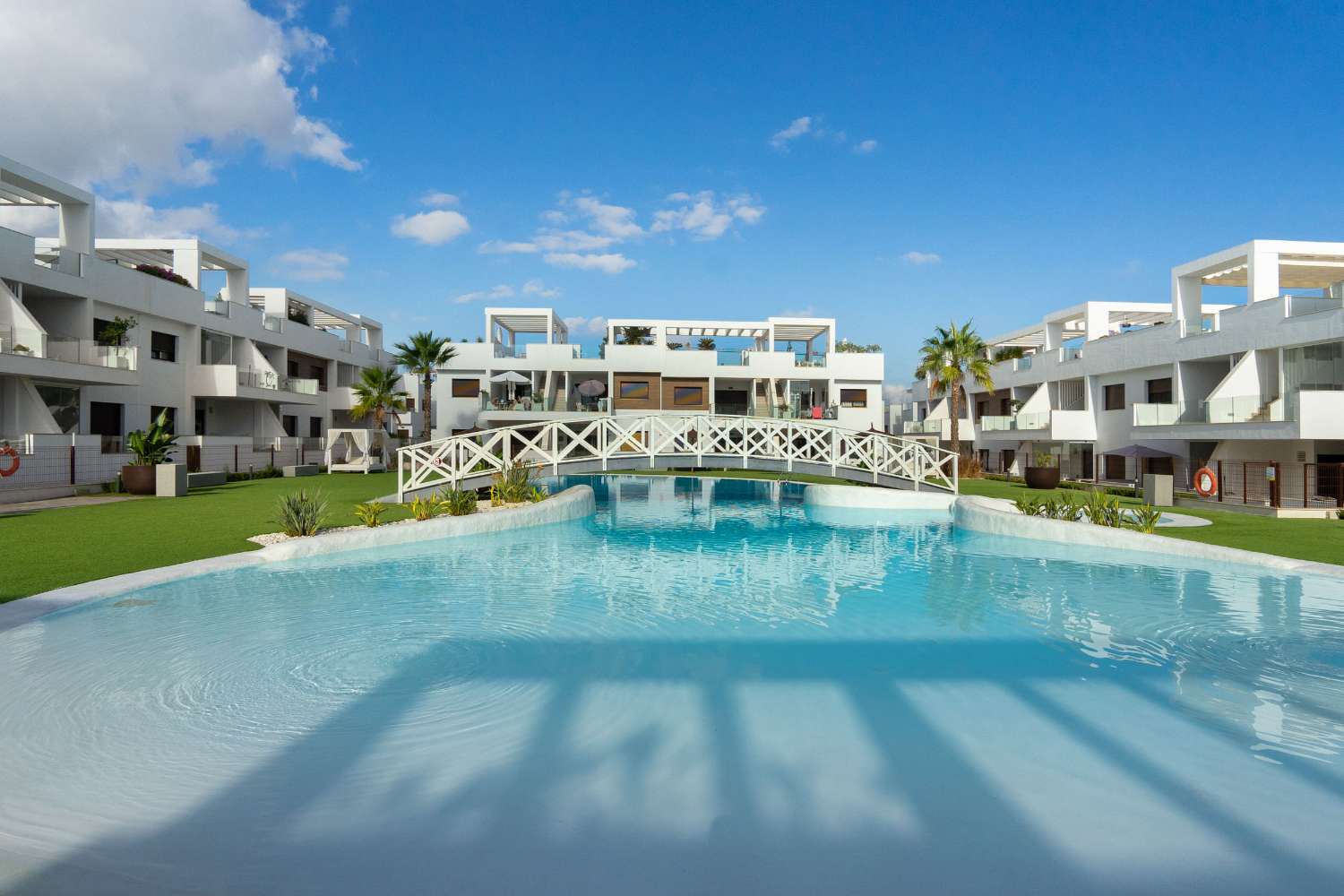 ESPECTACULAR VILLA MODERNA CON PISCINA PRIVADA, SOLÁRIUM, GARAJE Y VISTAS A LAS LAGUNAS EN LOS BALCONES