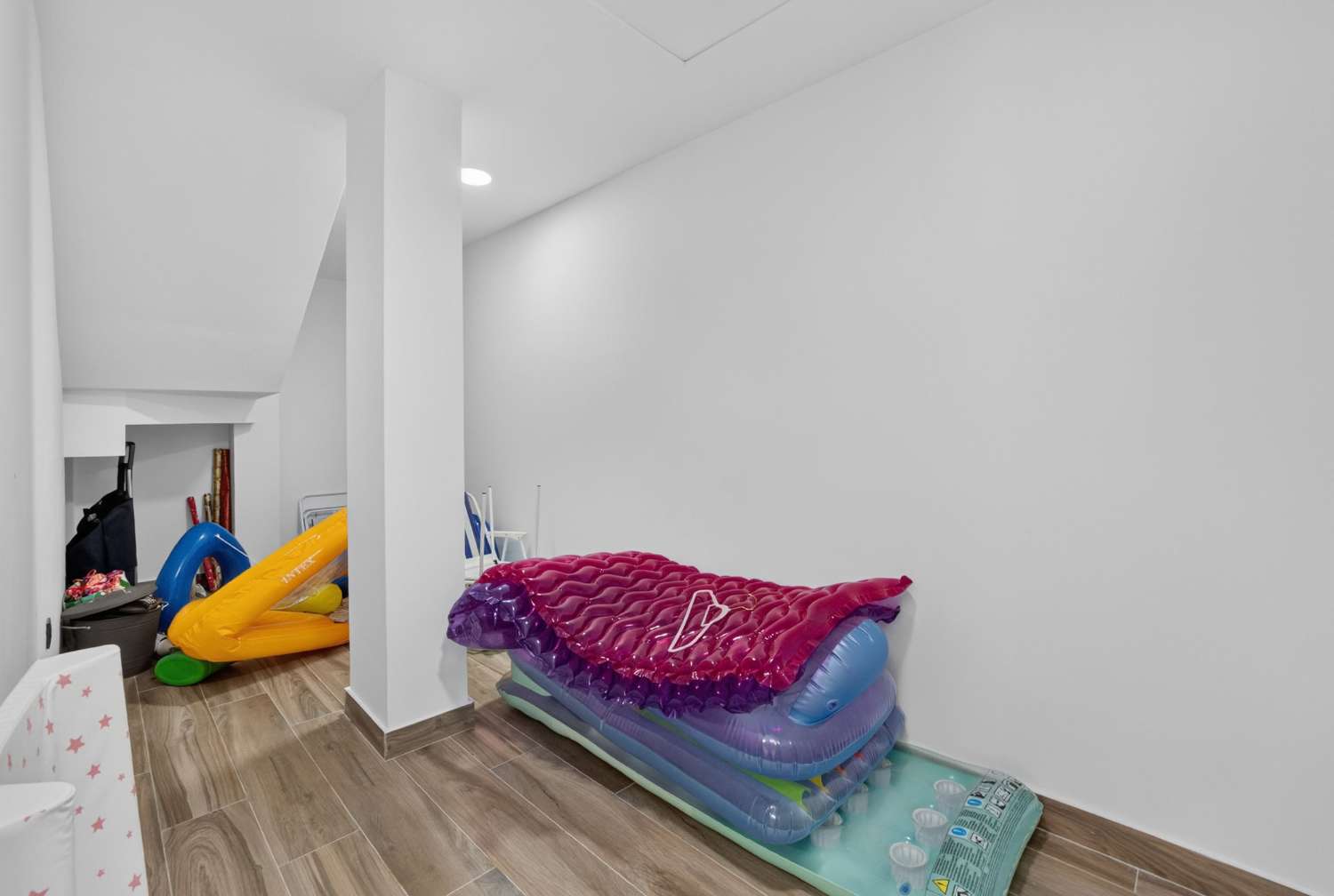 ESPECTACULAR VILLA MODERNA CON PISCINA PRIVADA, SOLÁRIUM, GARAJE Y VISTAS A LAS LAGUNAS EN LOS BALCONES