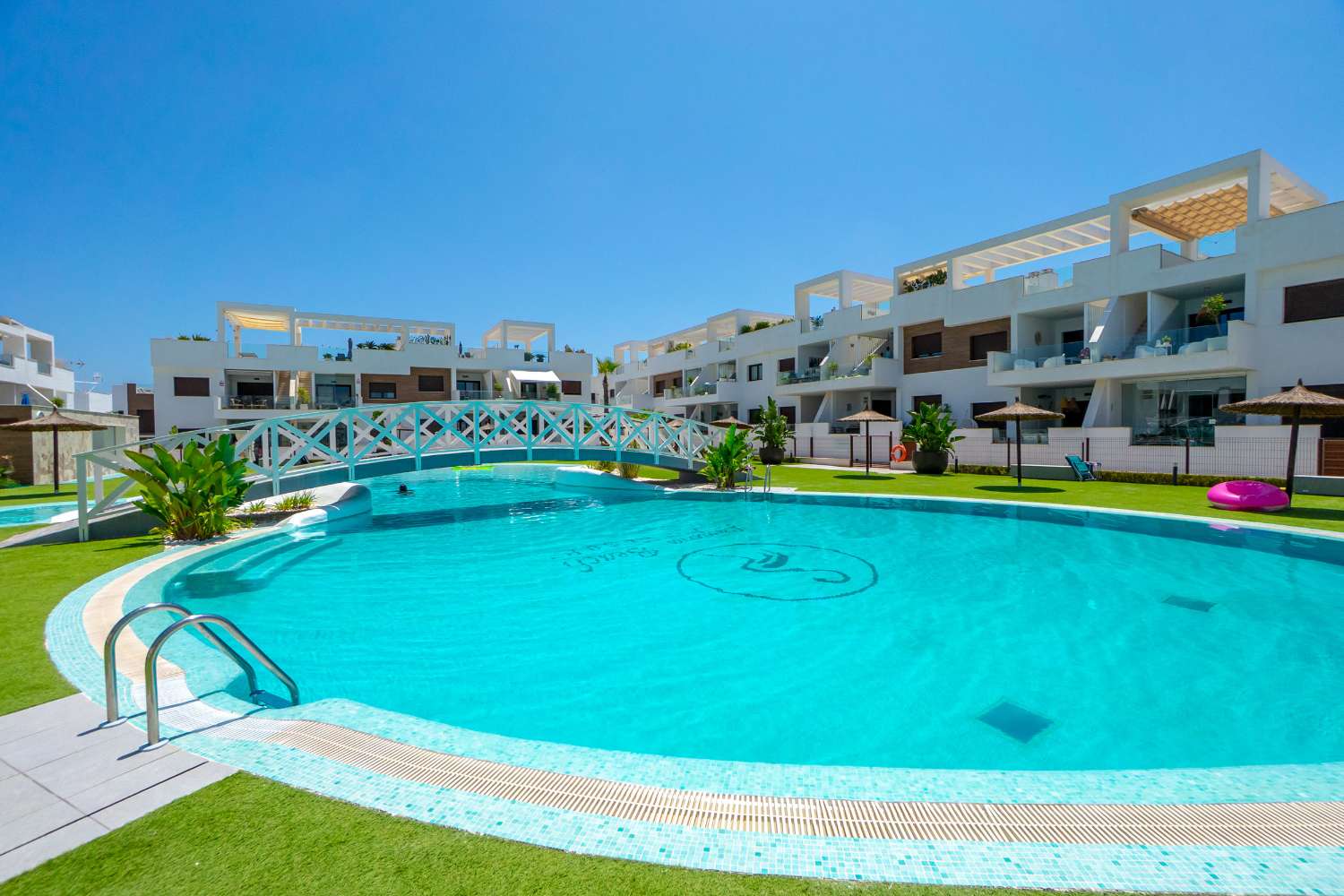 ESPECTACULAR VILLA MODERNA CON PISCINA PRIVADA, SOLÁRIUM, GARAJE Y VISTAS A LAS LAGUNAS EN LOS BALCONES