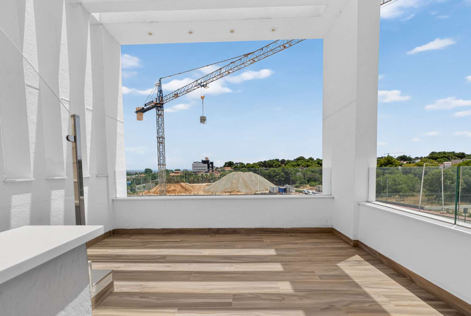 ESPECTACULAR VILLA MODERNA CON PISCINA PRIVADA, SOLÁRIUM, GARAJE Y VISTAS A LAS LAGUNAS EN LOS BALCONES