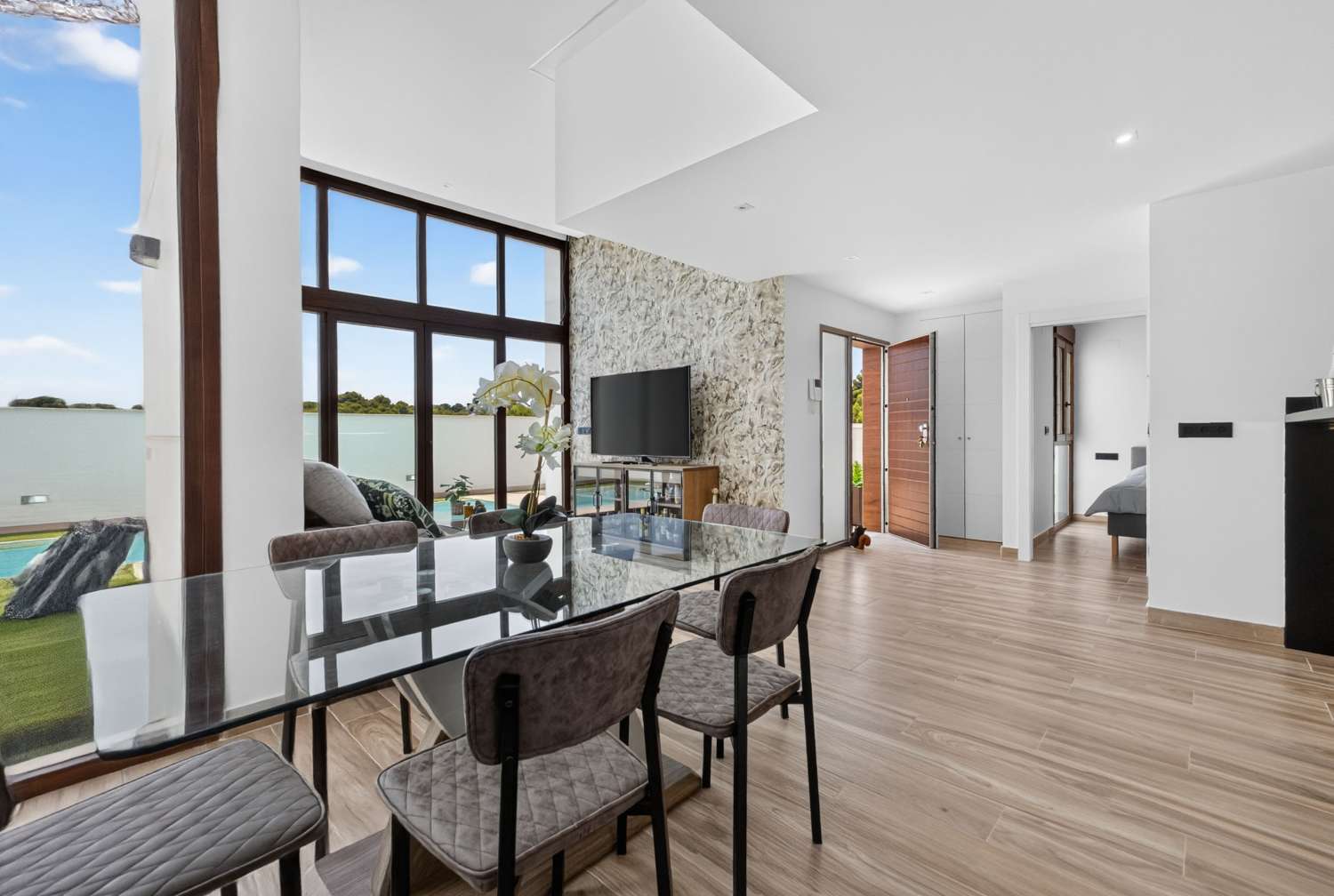 ESPECTACULAR VILLA MODERNA CON PISCINA PRIVADA, SOLÁRIUM, GARAJE Y VISTAS A LAS LAGUNAS EN LOS BALCONES