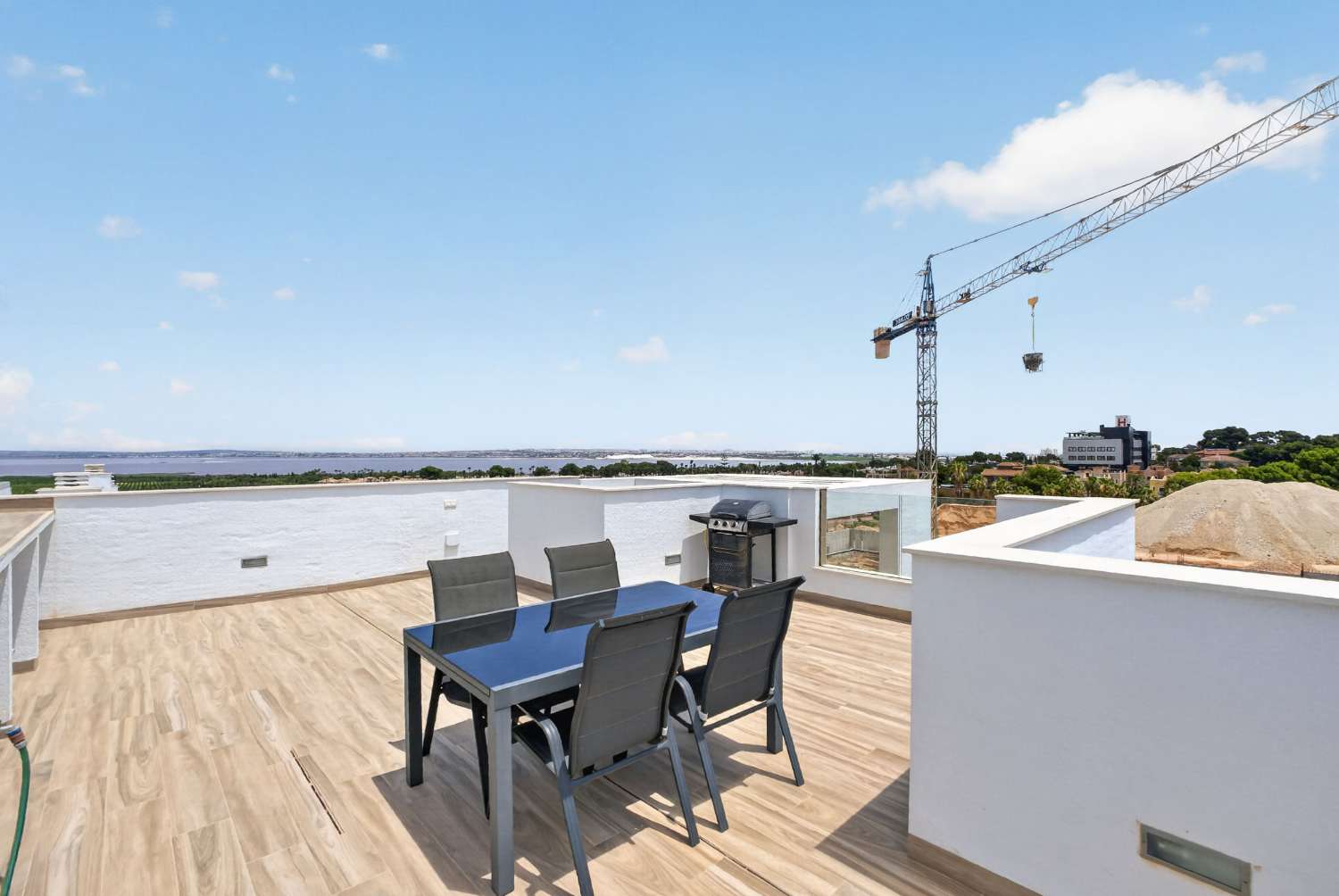 ESPECTACULAR VILLA MODERNA CON PISCINA PRIVADA, SOLÁRIUM, GARAJE Y VISTAS A LAS LAGUNAS EN LOS BALCONES