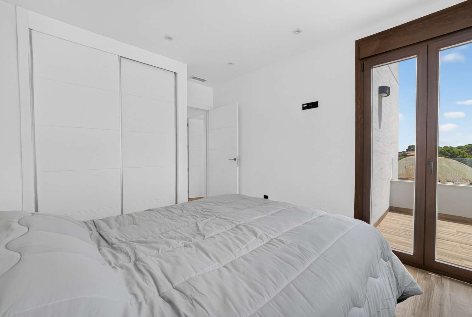 ESPECTACULAR VILLA MODERNA CON PISCINA PRIVADA, SOLÁRIUM, GARAJE Y VISTAS A LAS LAGUNAS EN LOS BALCONES