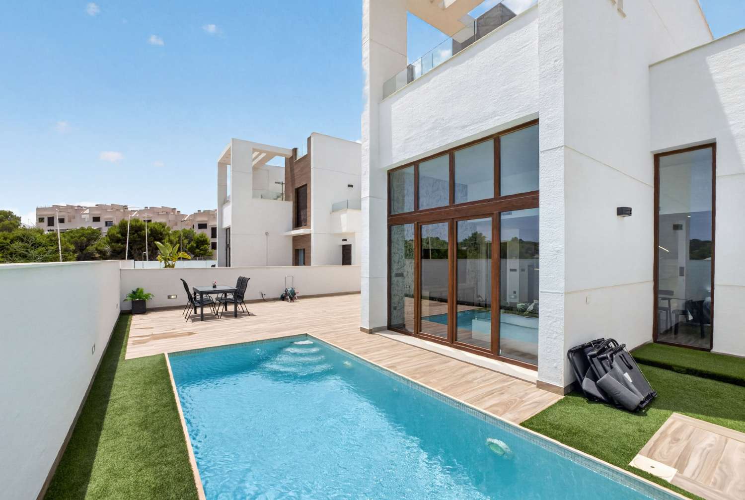ESPECTACULAR VILLA MODERNA CON PISCINA PRIVADA, SOLÁRIUM, GARAJE Y VISTAS A LAS LAGUNAS EN LOS BALCONES