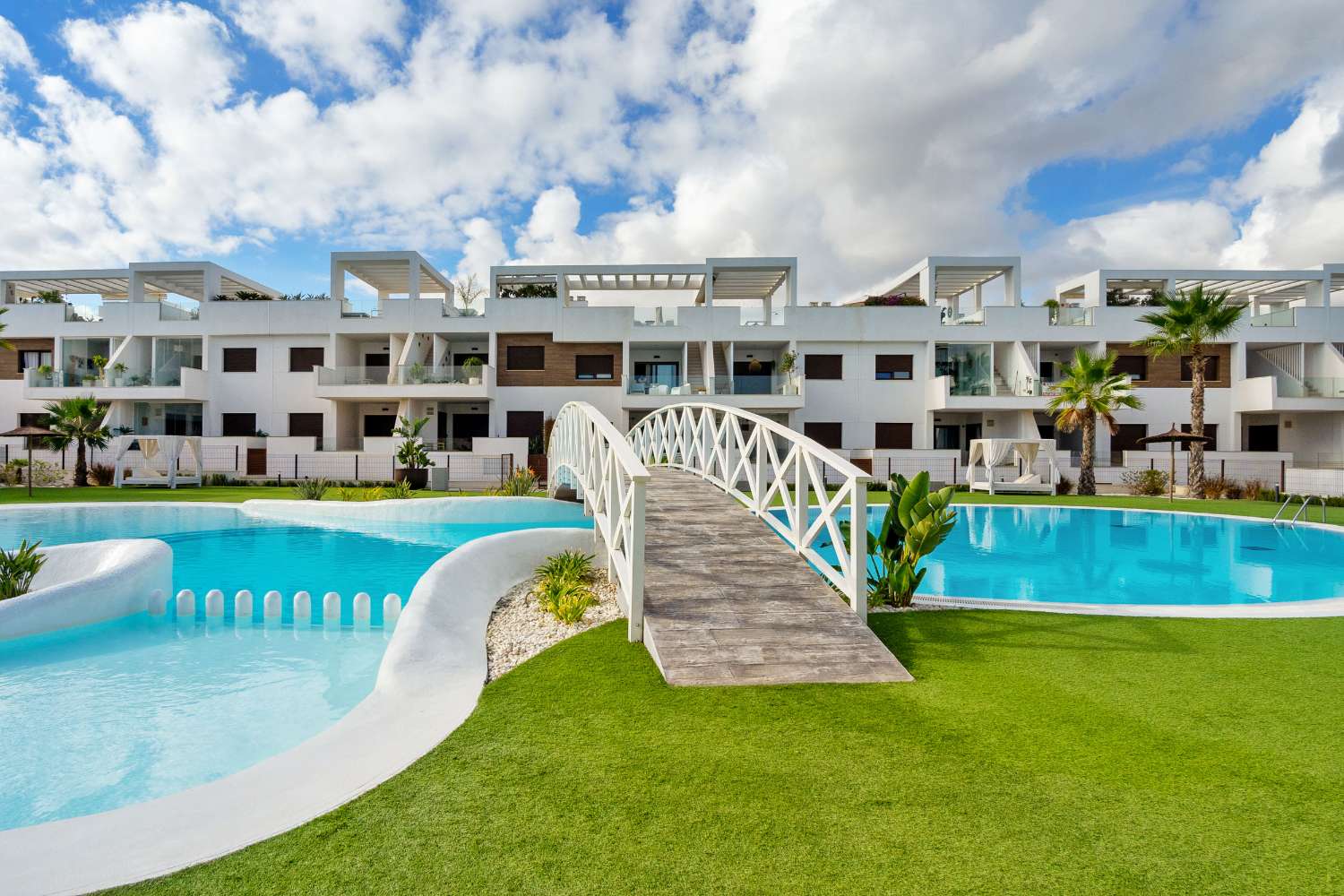 ESPECTACULAR VILLA MODERNA CON PISCINA PRIVADA, SOLÁRIUM, GARAJE Y VISTAS A LAS LAGUNAS EN LOS BALCONES