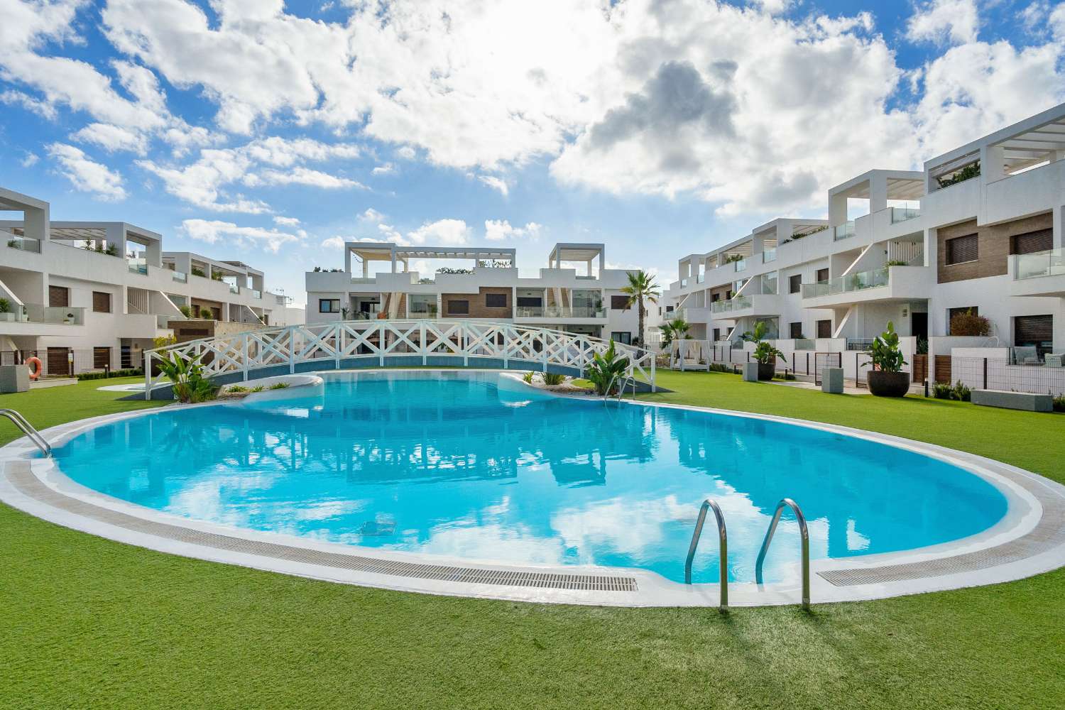 ESPECTACULAR VILLA MODERNA CON PISCINA PRIVADA, SOLÁRIUM, GARAJE Y VISTAS A LAS LAGUNAS EN LOS BALCONES