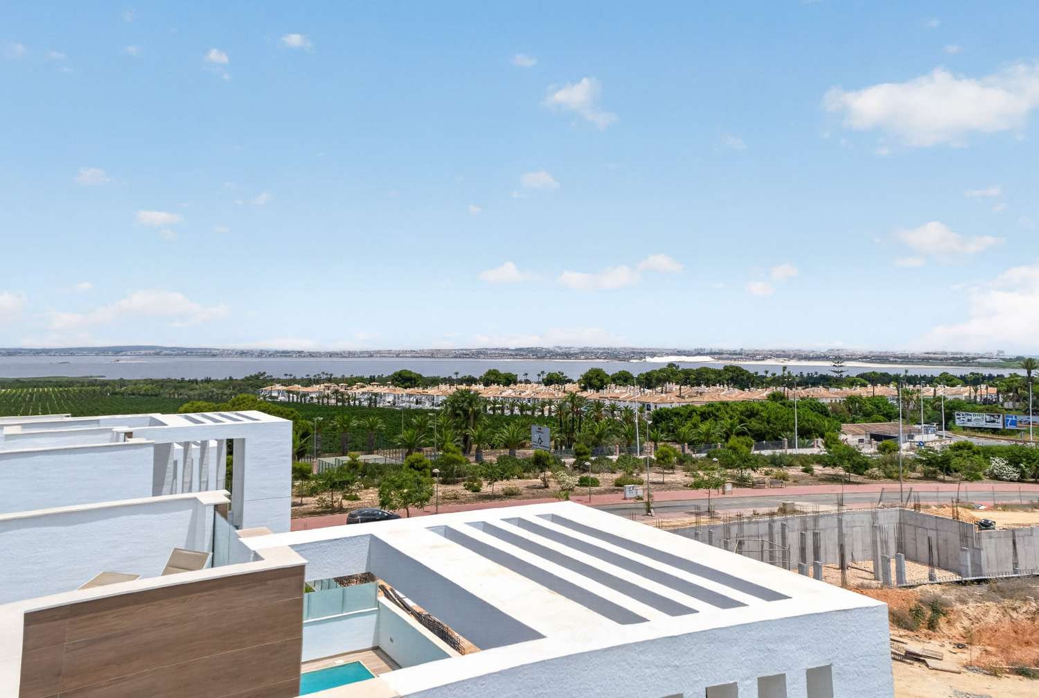ESPECTACULAR VILLA MODERNA CON PISCINA PRIVADA, SOLÁRIUM, GARAJE Y VISTAS A LAS LAGUNAS EN LOS BALCONES