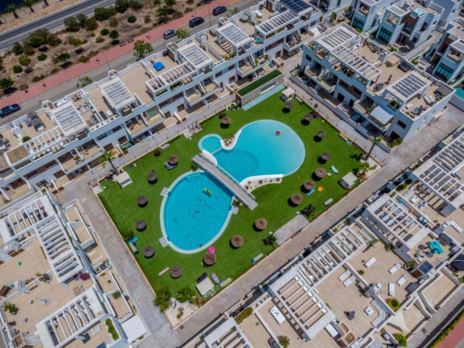 ESPECTACULAR VILLA MODERNA CON PISCINA PRIVADA, SOLÁRIUM, GARAJE Y VISTAS A LAS LAGUNAS EN LOS BALCONES