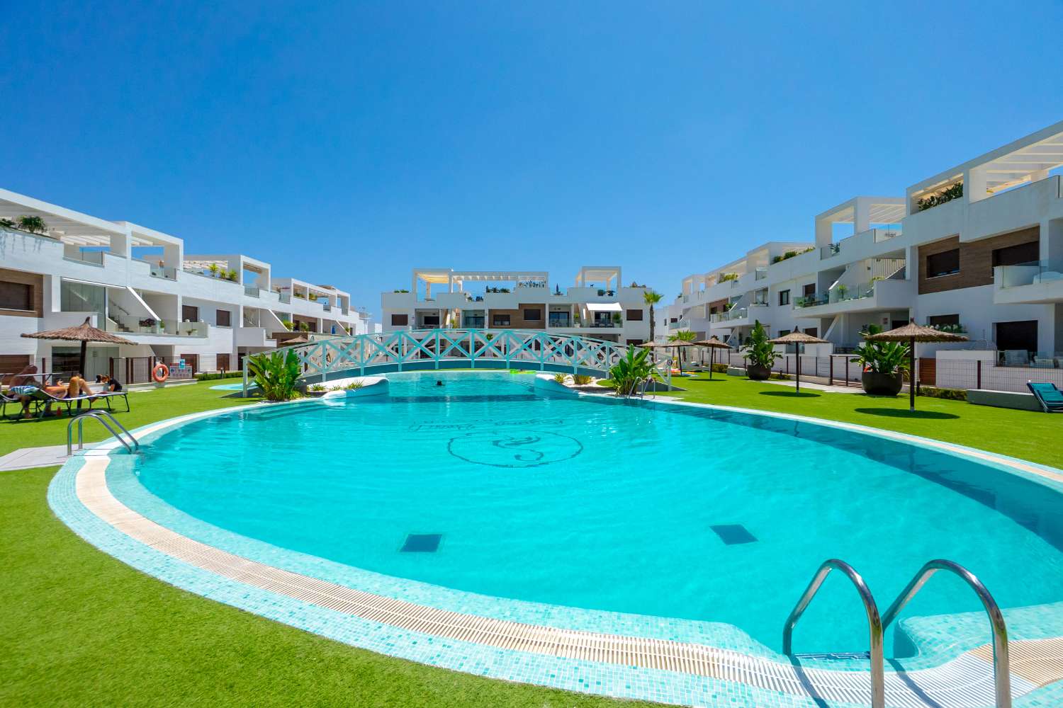 ESPECTACULAR VILLA MODERNA CON PISCINA PRIVADA, SOLÁRIUM, GARAJE Y VISTAS A LAS LAGUNAS EN LOS BALCONES