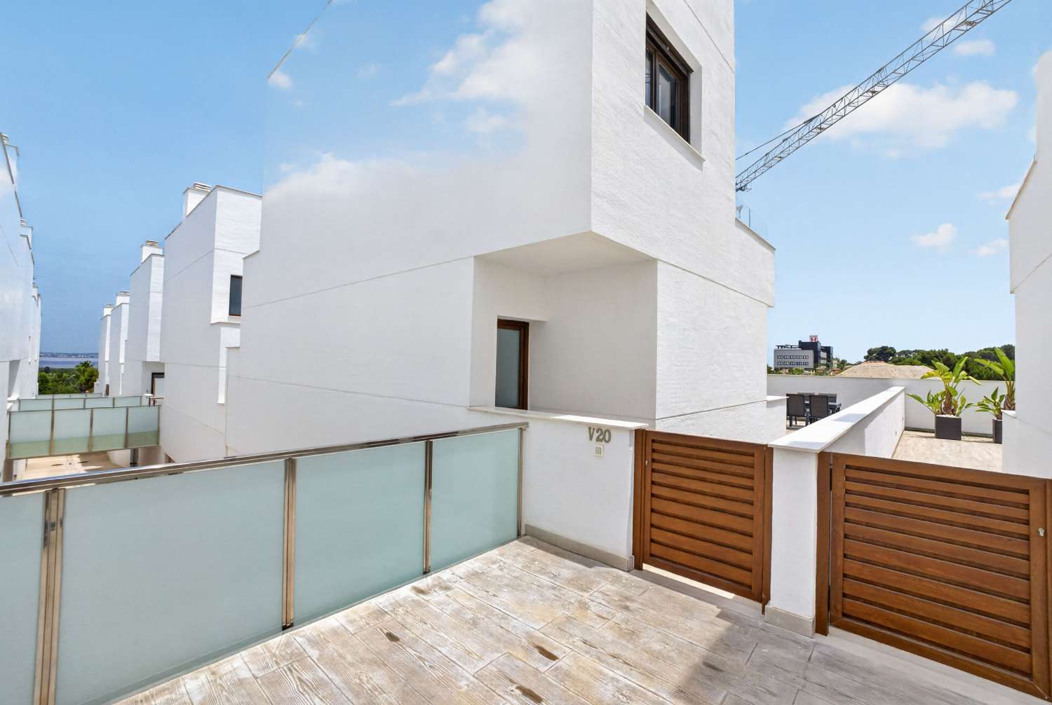 ESPECTACULAR VILLA MODERNA CON PISCINA PRIVADA, SOLÁRIUM, GARAJE Y VISTAS A LAS LAGUNAS EN LOS BALCONES
