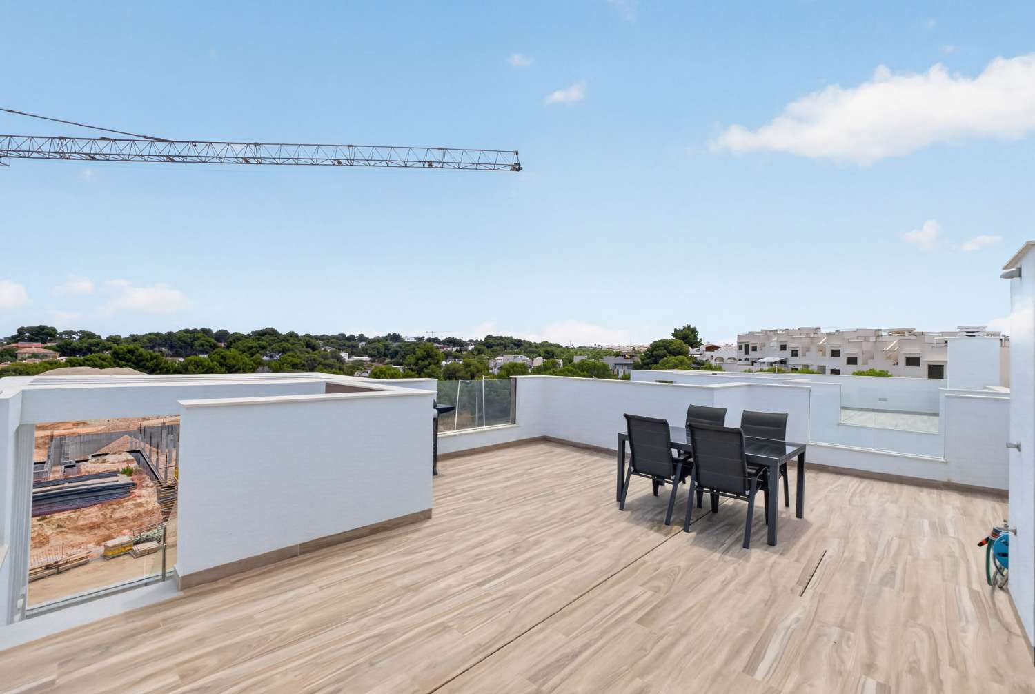 ESPECTACULAR VILLA MODERNA CON PISCINA PRIVADA, SOLÁRIUM, GARAJE Y VISTAS A LAS LAGUNAS EN LOS BALCONES