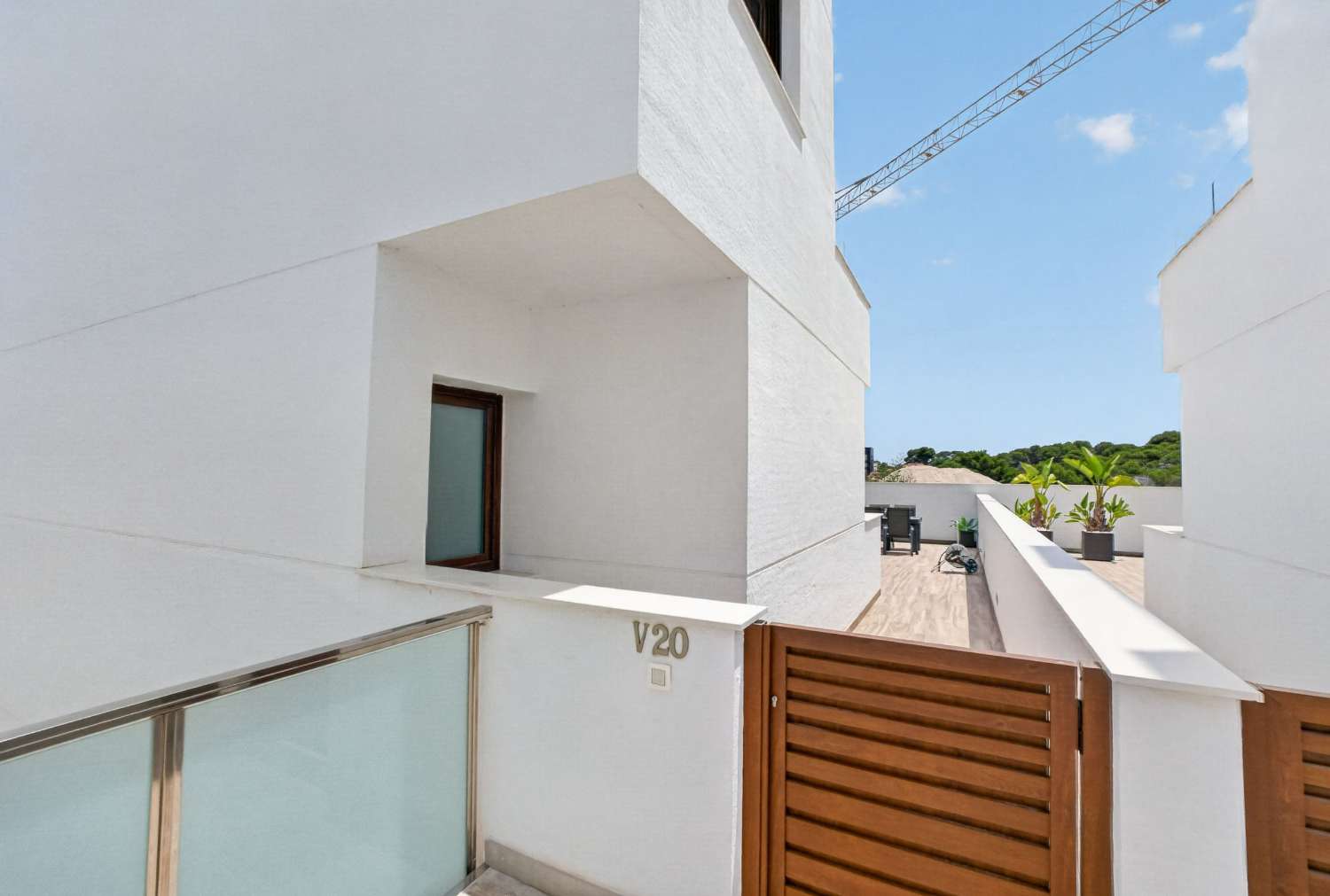 ESPECTACULAR VILLA MODERNA CON PISCINA PRIVADA, SOLÁRIUM, GARAJE Y VISTAS A LAS LAGUNAS EN LOS BALCONES
