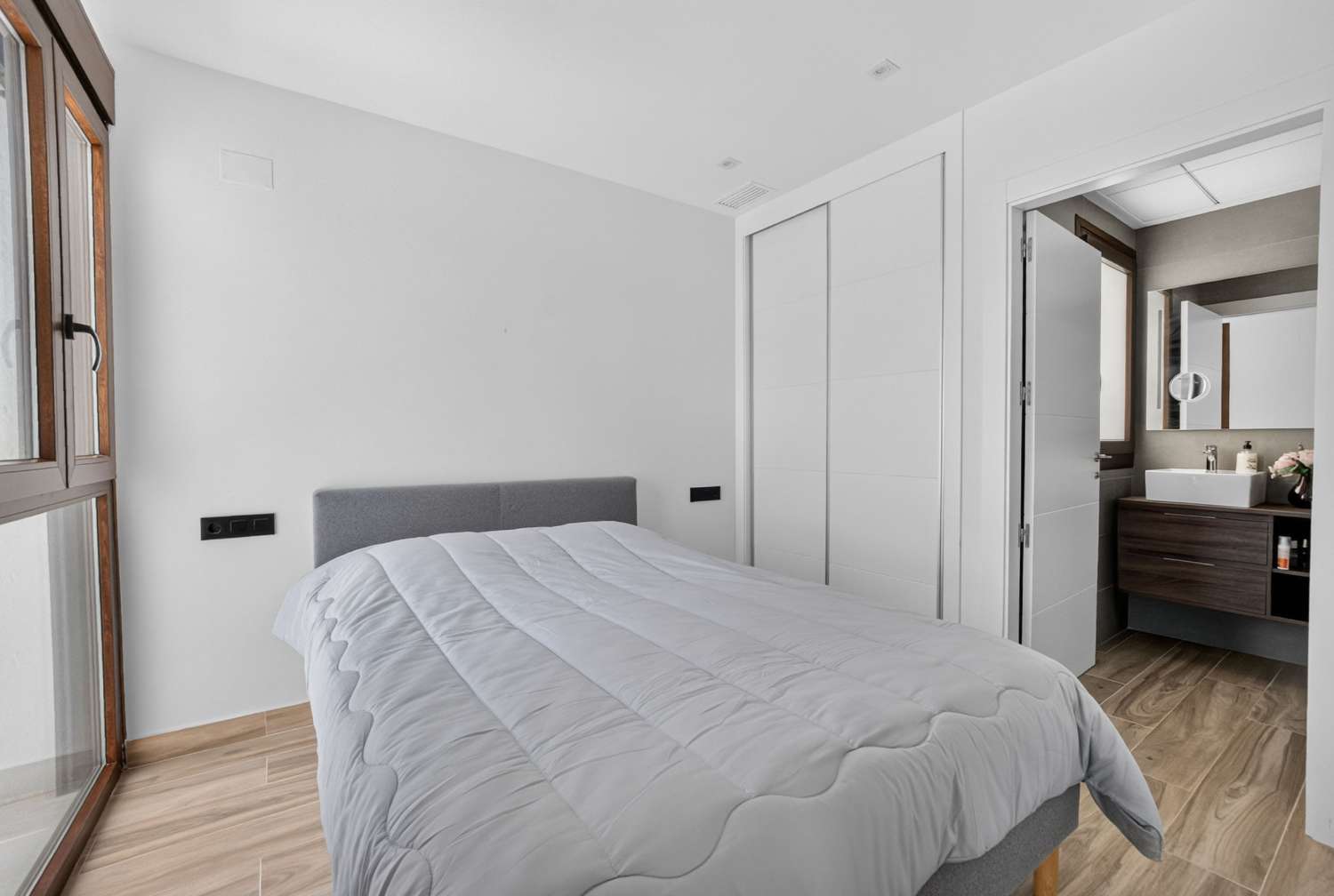 ESPECTACULAR VILLA MODERNA CON PISCINA PRIVADA, SOLÁRIUM, GARAJE Y VISTAS A LAS LAGUNAS EN LOS BALCONES