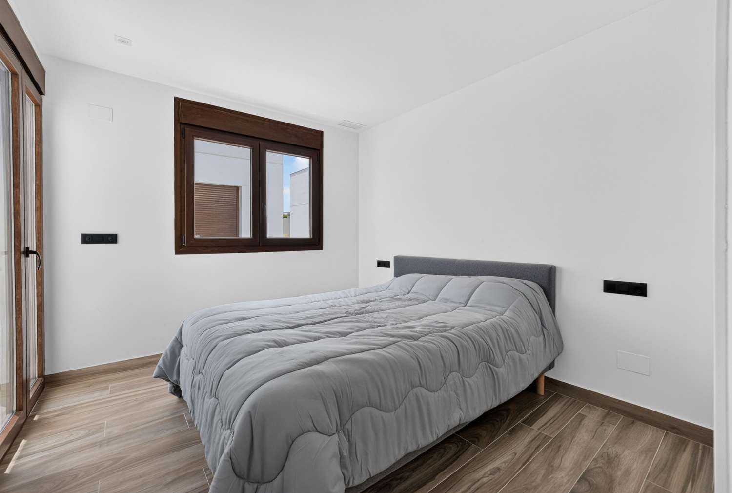 ESPECTACULAR VILLA MODERNA CON PISCINA PRIVADA, SOLÁRIUM, GARAJE Y VISTAS A LAS LAGUNAS EN LOS BALCONES