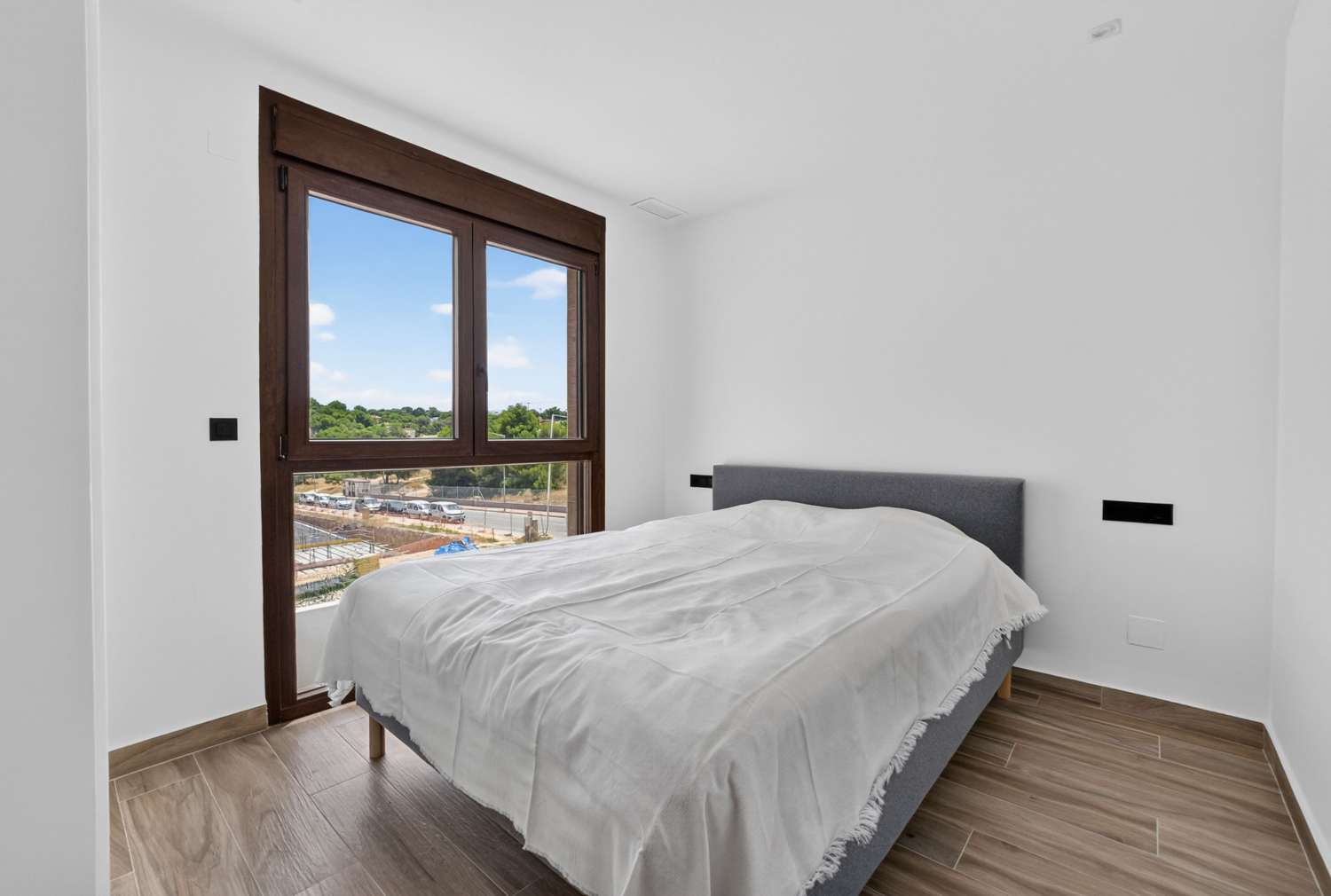 ESPECTACULAR VILLA MODERNA CON PISCINA PRIVADA, SOLÁRIUM, GARAJE Y VISTAS A LAS LAGUNAS EN LOS BALCONES