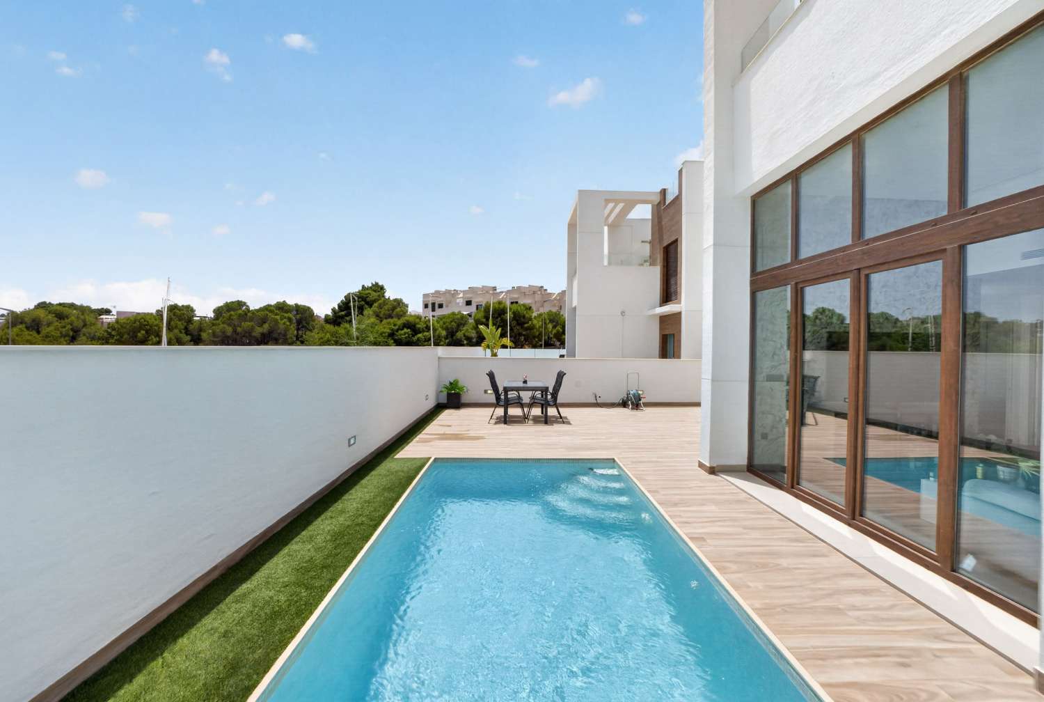 ESPECTACULAR VILLA MODERNA CON PISCINA PRIVADA, SOLÁRIUM, GARAJE Y VISTAS A LAS LAGUNAS EN LOS BALCONES