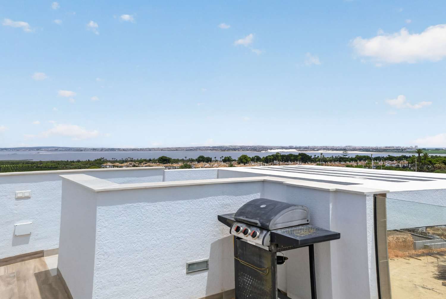 ESPECTACULAR VILLA MODERNA CON PISCINA PRIVADA, SOLÁRIUM, GARAJE Y VISTAS A LAS LAGUNAS EN LOS BALCONES