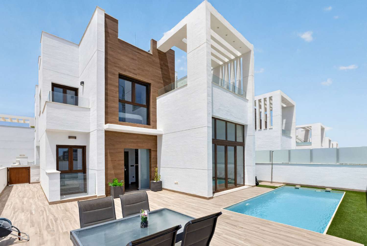ESPECTACULAR VILLA MODERNA CON PISCINA PRIVADA, SOLÁRIUM, GARAJE Y VISTAS A LAS LAGUNAS EN LOS BALCONES