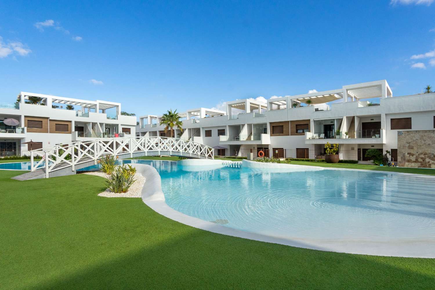 ESPECTACULAR VILLA MODERNA CON PISCINA PRIVADA, SOLÁRIUM, GARAJE Y VISTAS A LAS LAGUNAS EN LOS BALCONES