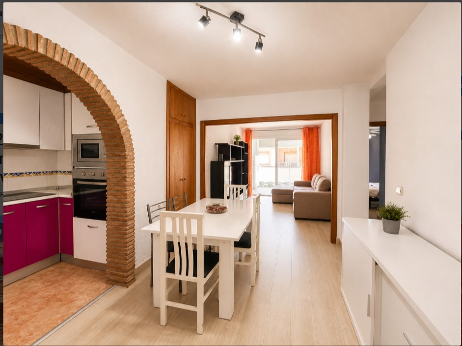 AMPLIO APARTAMENTO A 2 MINUTOS DE LA PLAYA DE LOS NÁUFRAGOS CON PISCINA, ASCENSOR Y BALCÓN CERRADO