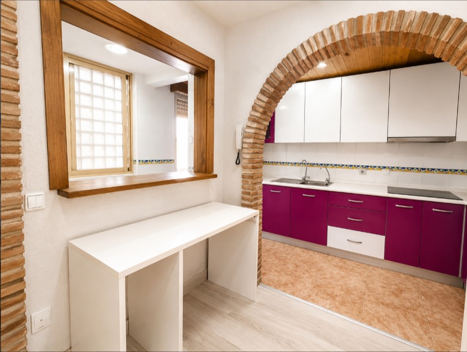 AMPLIO APARTAMENTO A 2 MINUTOS DE LA PLAYA DE LOS NÁUFRAGOS CON PISCINA, ASCENSOR Y BALCÓN CERRADO