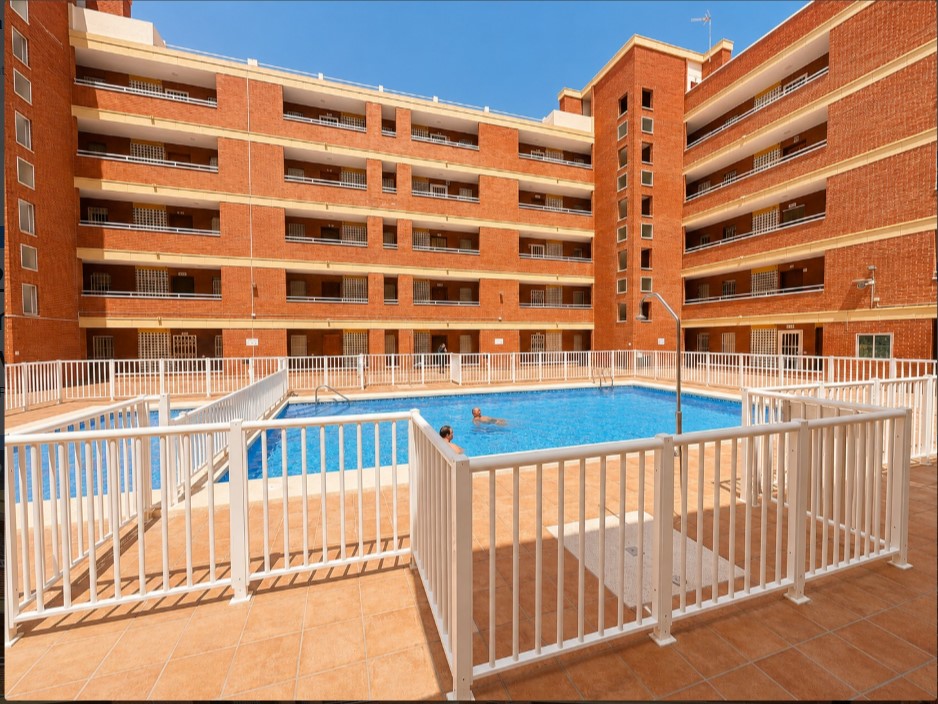 AMPLIO APARTAMENTO A 2 MINUTOS DE LA PLAYA DE LOS NÁUFRAGOS CON PISCINA, ASCENSOR Y BALCÓN CERRADO