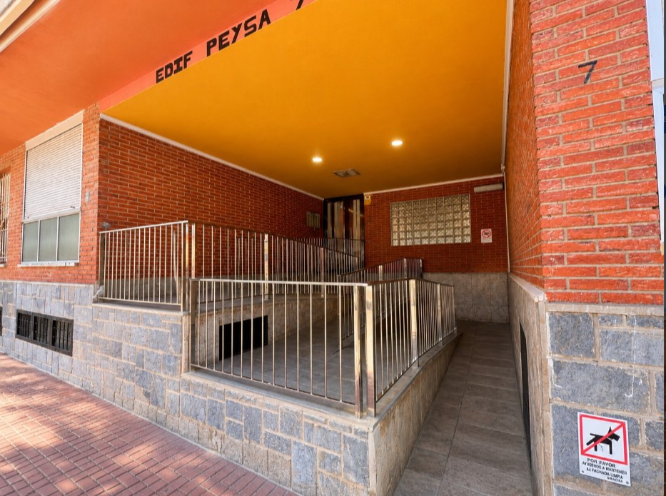 AMPLIO APARTAMENTO A 2 MINUTOS DE LA PLAYA DE LOS NÁUFRAGOS CON PISCINA, ASCENSOR Y BALCÓN CERRADO