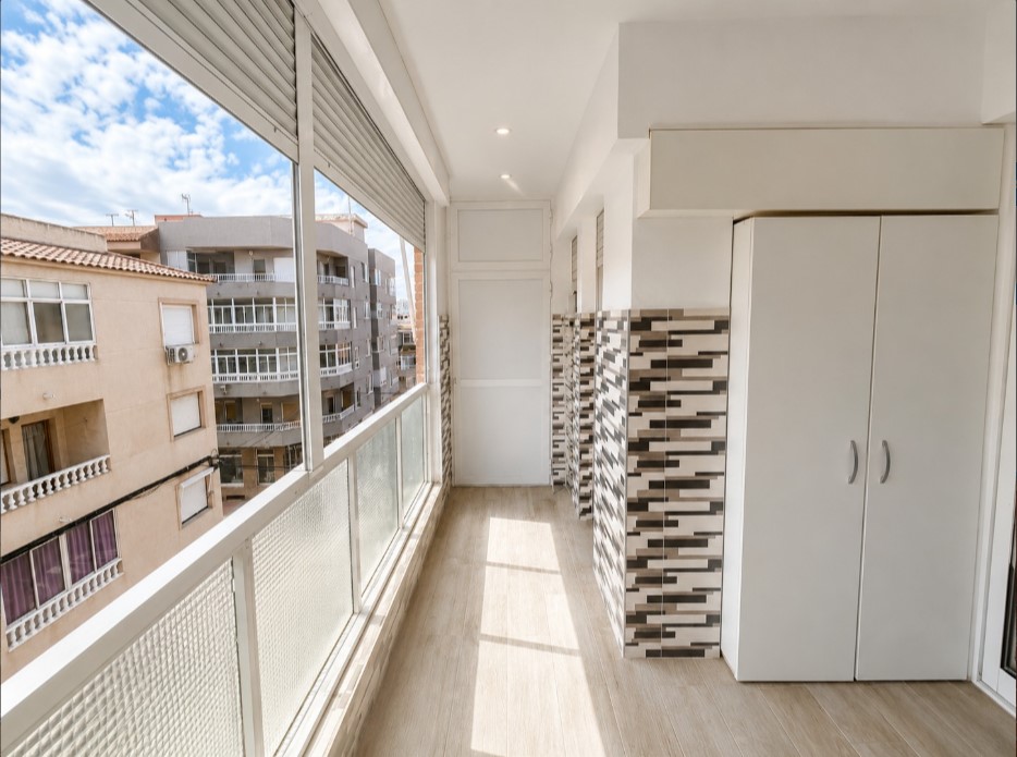 AMPLIO APARTAMENTO A 2 MINUTOS DE LA PLAYA DE LOS NÁUFRAGOS CON PISCINA, ASCENSOR Y BALCÓN CERRADO