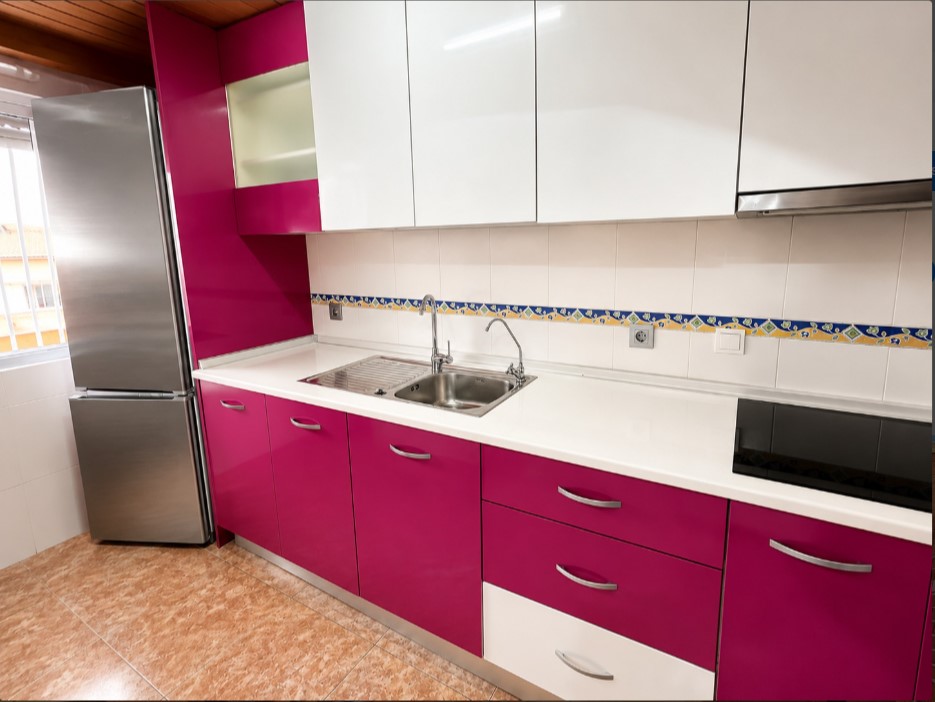 AMPLIO APARTAMENTO A 2 MINUTOS DE LA PLAYA DE LOS NÁUFRAGOS CON PISCINA, ASCENSOR Y BALCÓN CERRADO