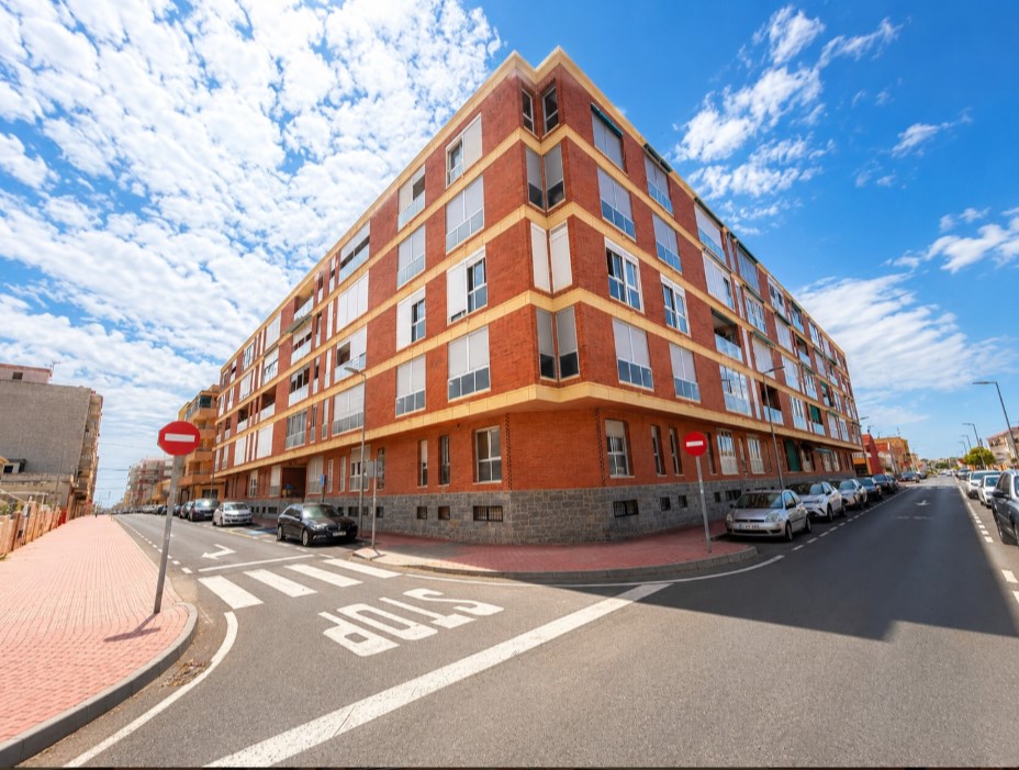 AMPLIO APARTAMENTO A 2 MINUTOS DE LA PLAYA DE LOS NÁUFRAGOS CON PISCINA, ASCENSOR Y BALCÓN CERRADO