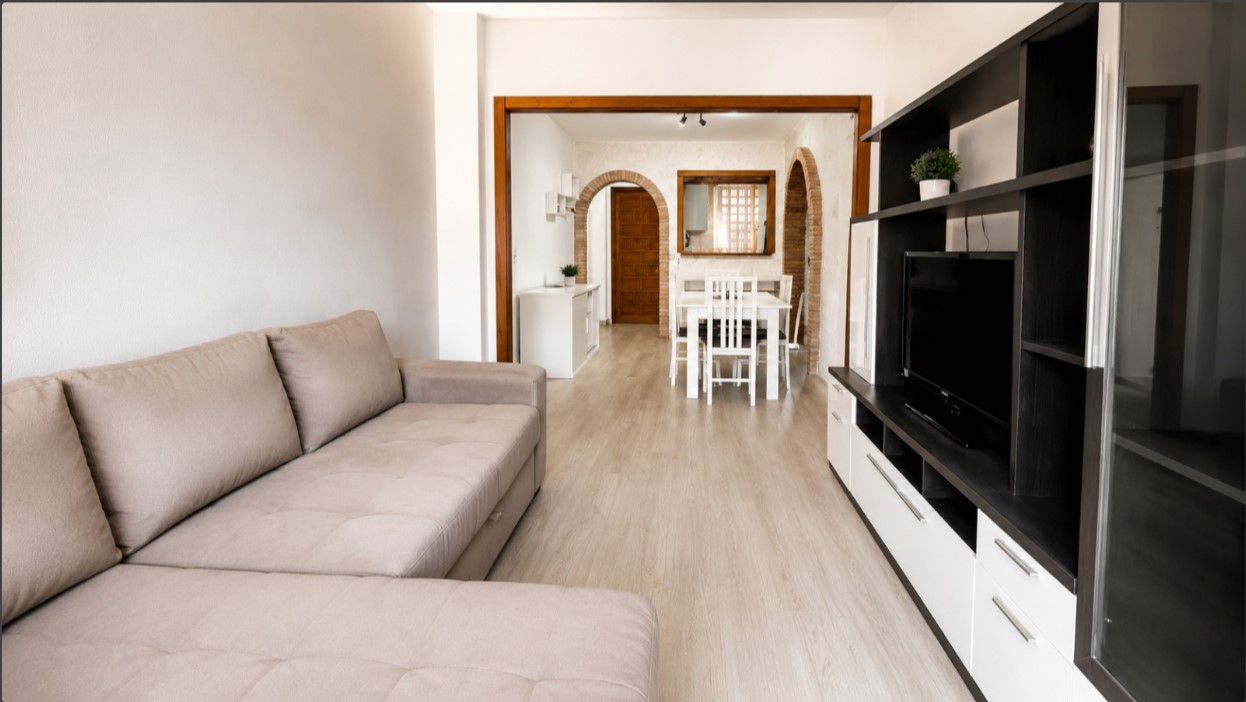 AMPLIO APARTAMENTO A 2 MINUTOS DE LA PLAYA DE LOS NÁUFRAGOS CON PISCINA, ASCENSOR Y BALCÓN CERRADO