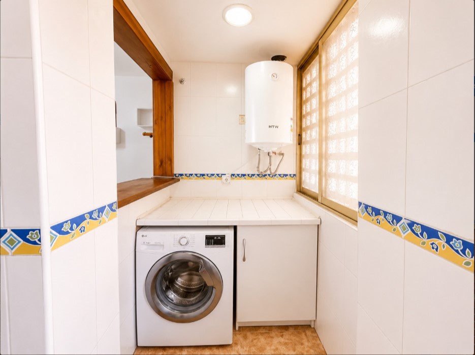 AMPLIO APARTAMENTO A 2 MINUTOS DE LA PLAYA DE LOS NÁUFRAGOS CON PISCINA, ASCENSOR Y BALCÓN CERRADO