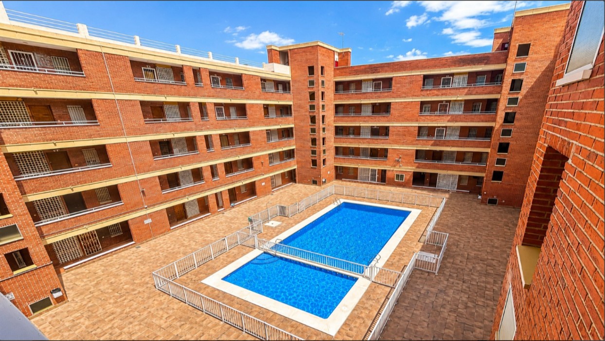 AMPLIO APARTAMENTO A 2 MINUTOS DE LA PLAYA DE LOS NÁUFRAGOS CON PISCINA, ASCENSOR Y BALCÓN CERRADO