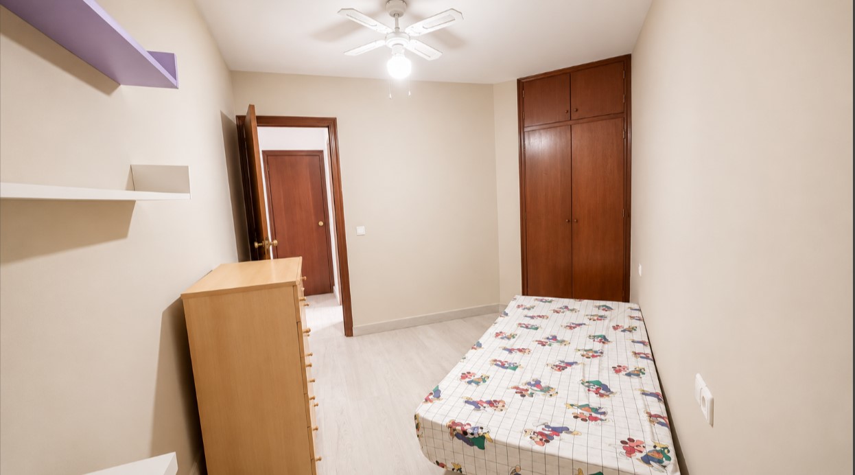AMPLIO APARTAMENTO A 2 MINUTOS DE LA PLAYA DE LOS NÁUFRAGOS CON PISCINA, ASCENSOR Y BALCÓN CERRADO