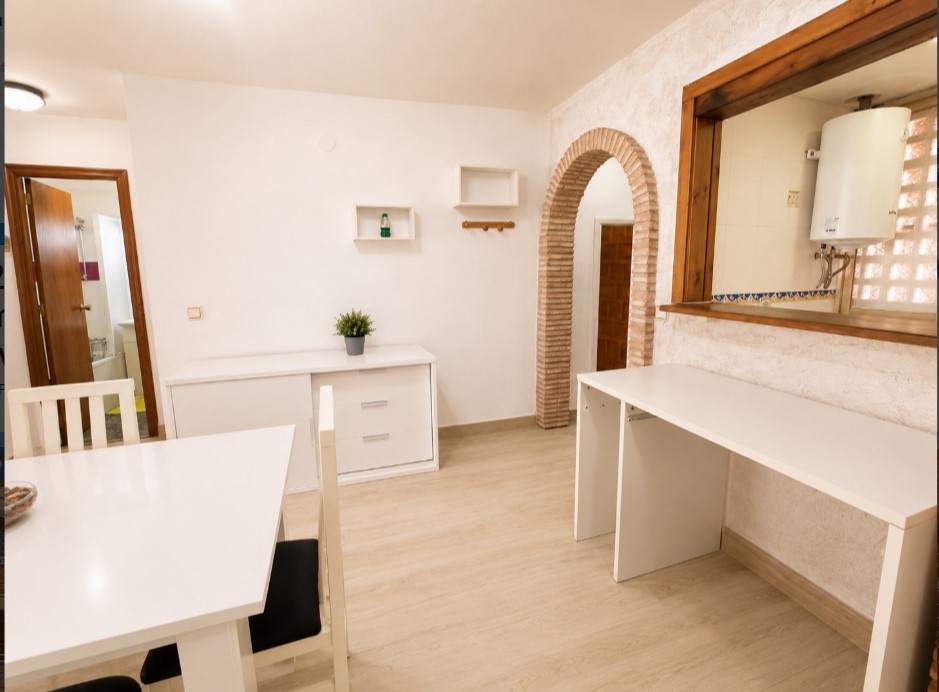 AMPLIO APARTAMENTO A 2 MINUTOS DE LA PLAYA DE LOS NÁUFRAGOS CON PISCINA, ASCENSOR Y BALCÓN CERRADO