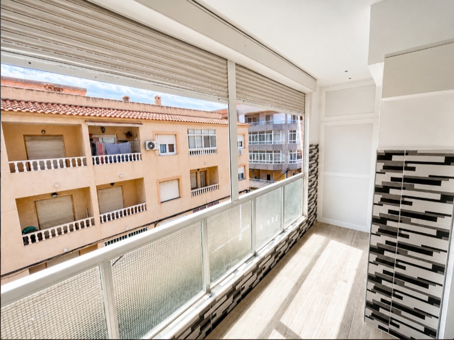 AMPLIO APARTAMENTO A 2 MINUTOS DE LA PLAYA DE LOS NÁUFRAGOS CON PISCINA, ASCENSOR Y BALCÓN CERRADO