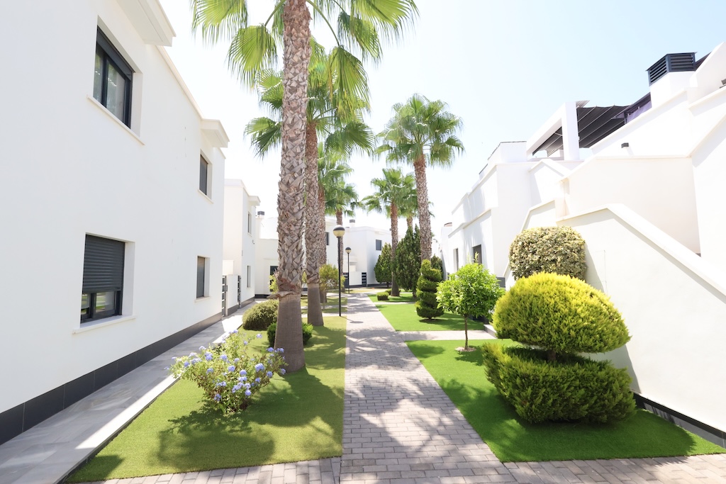 SPEKTAKULÆRT SØRVENDT REKKEHUS MED HAVUTSIKT, SOLARIUM, PRIVAT GARASJE OG SOLCELLEPANELER I LOMAS DE CABO ROIG