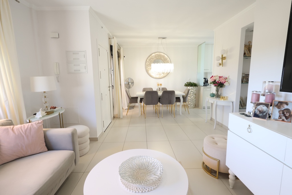SPEKTAKULÆRT SØRVENDT REKKEHUS MED HAVUTSIKT, SOLARIUM, PRIVAT GARASJE OG SOLCELLEPANELER I LOMAS DE CABO ROIG