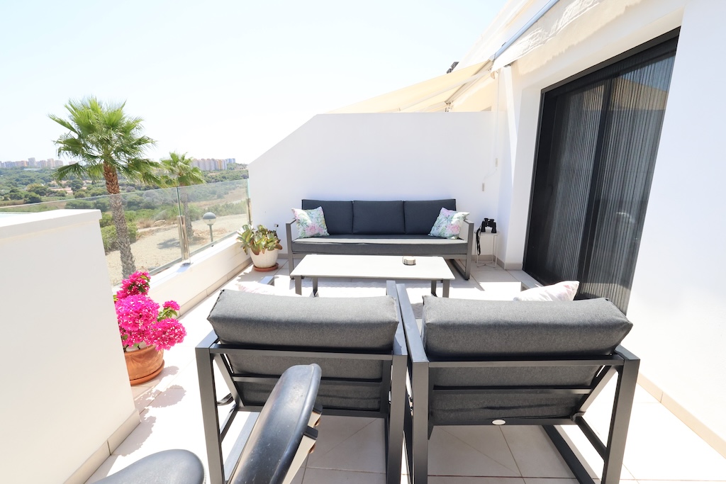 SPEKTAKULÆRT SØRVENDT REKKEHUS MED HAVUTSIKT, SOLARIUM, PRIVAT GARASJE OG SOLCELLEPANELER I LOMAS DE CABO ROIG