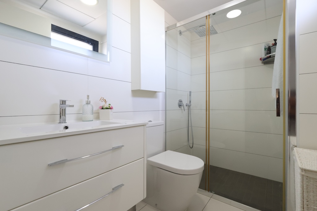 SPEKTAKULÆRT SØRVENDT REKKEHUS MED HAVUTSIKT, SOLARIUM, PRIVAT GARASJE OG SOLCELLEPANELER I LOMAS DE CABO ROIG