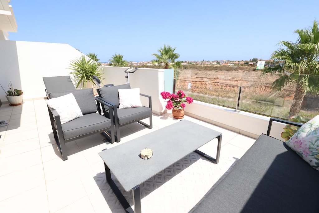 SPEKTAKULÆRT SØRVENDT REKKEHUS MED HAVUTSIKT, SOLARIUM, PRIVAT GARASJE OG SOLCELLEPANELER I LOMAS DE CABO ROIG