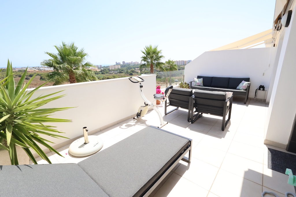 SPEKTAKULÆRT SØRVENDT REKKEHUS MED HAVUTSIKT, SOLARIUM, PRIVAT GARASJE OG SOLCELLEPANELER I LOMAS DE CABO ROIG
