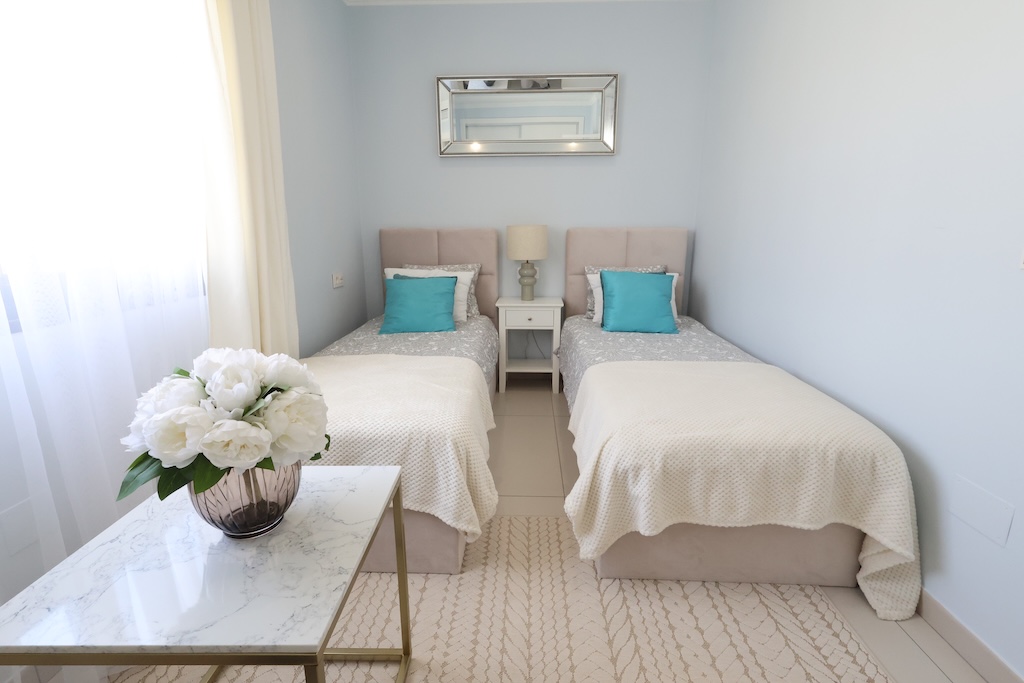 SPEKTAKULÆRT SØRVENDT REKKEHUS MED HAVUTSIKT, SOLARIUM, PRIVAT GARASJE OG SOLCELLEPANELER I LOMAS DE CABO ROIG