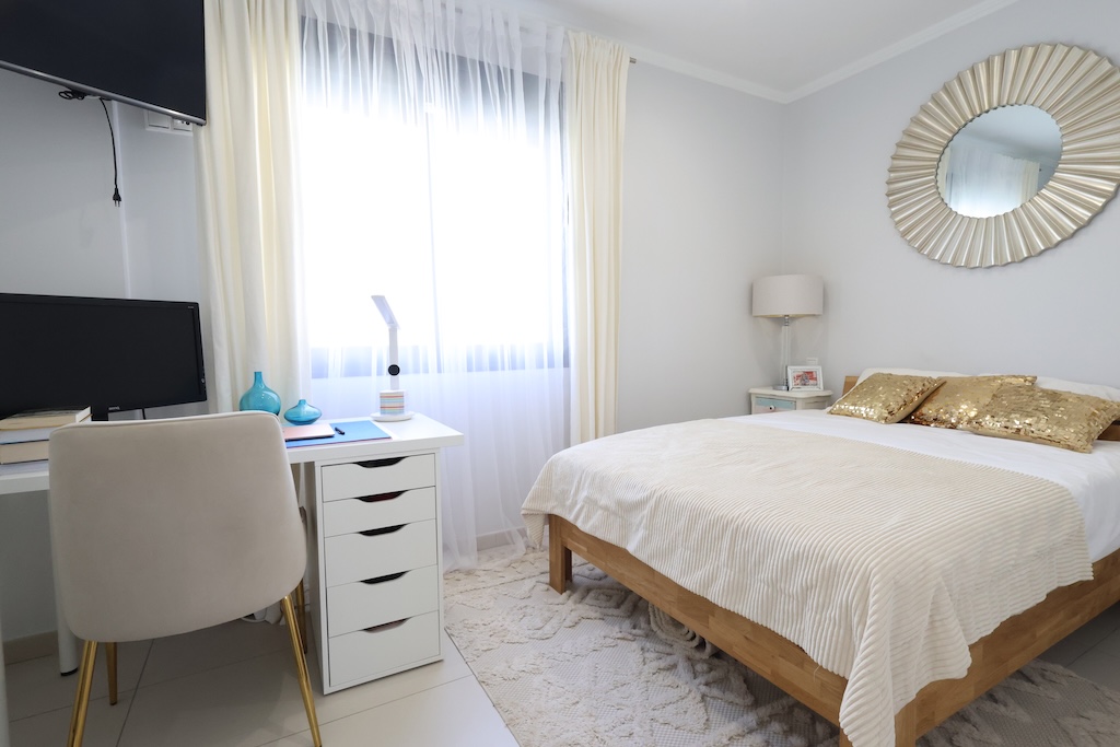 SPEKTAKULÆRT SØRVENDT REKKEHUS MED HAVUTSIKT, SOLARIUM, PRIVAT GARASJE OG SOLCELLEPANELER I LOMAS DE CABO ROIG